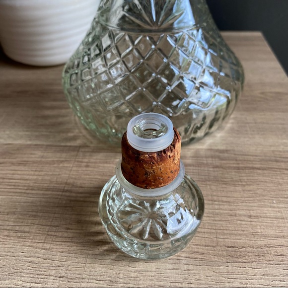 Vintage Decanter with STopper - Picture 14 of 14
